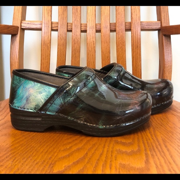 Dansko Black, Patent Leather Clogs, Size 39/8.5 - Picture 4 of 10